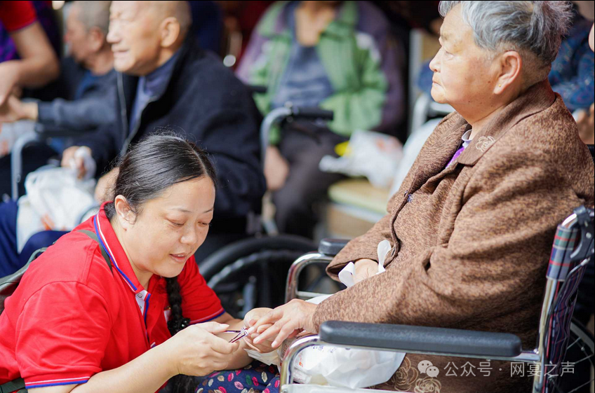 爱心传温暖,真情暖人间——网宴盘州运营中心爱心敬老公益捐赠活动 爱心传温暖,真情暖人间——网宴盘州运营中心爱心敬老公益捐赠活动